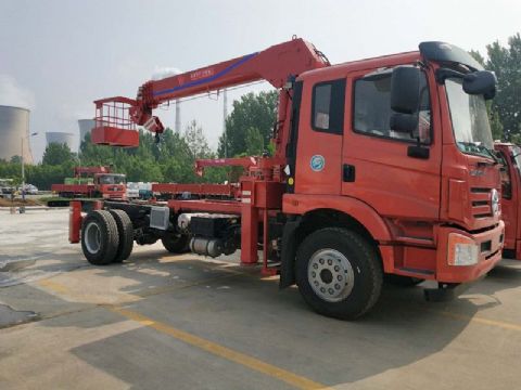 點(diǎn)擊查看詳細(xì)信息<br>標(biāo)題：6.3噸大運(yùn)隨車吊 閱讀次數(shù)：1279